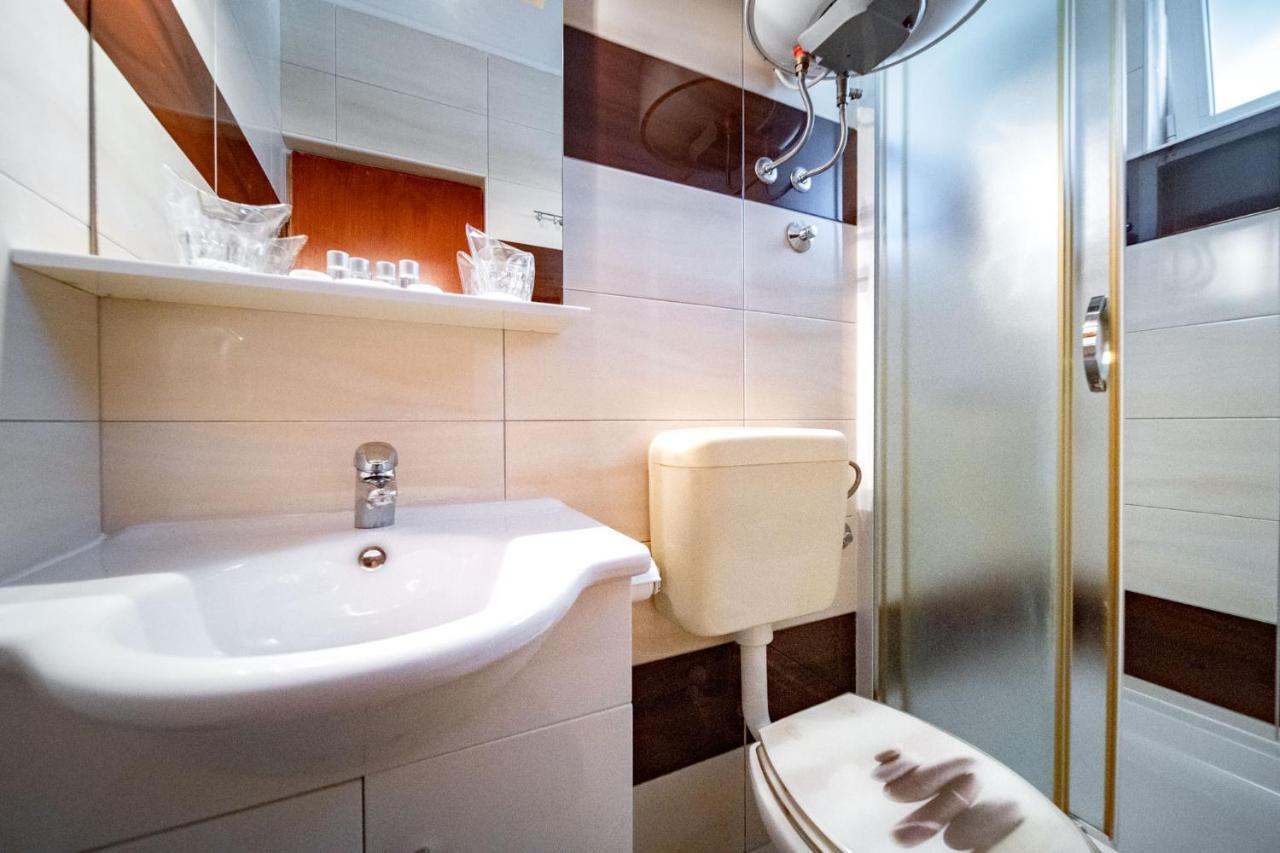 Apartments Lazaric ロパール エクステリア 写真